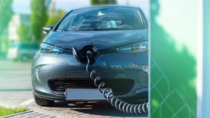 chargeur branché dans une voiture electrique à la station-de charge