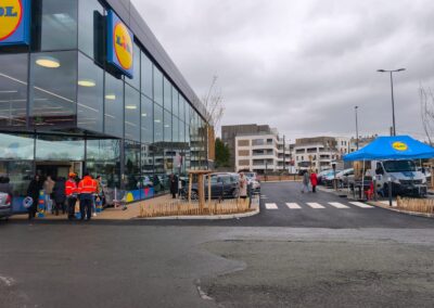 Entrée principale du Lidl Angers La Roseraie avec façade vitrée et clients à l’arrivée