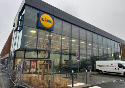 Façade vitrée du magasin Lidl Angers La Roseraie avec parking clients au premier plan