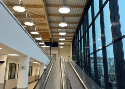 Escalier mécanique du Lidl Angers La Roseraie avec éclairage LED et façade vitrée