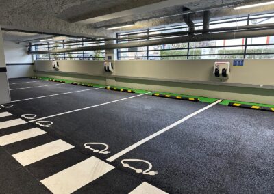 Places de parking équipées de bornes de recharge pour véhicules électriques au Lidl Angers La Roseraie