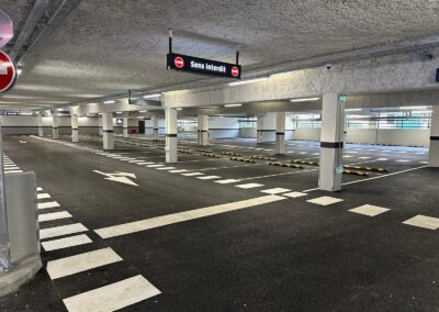 Parking couvert du Lidl Angers La Roseraie avec marquages au sol et éclairage linéaire